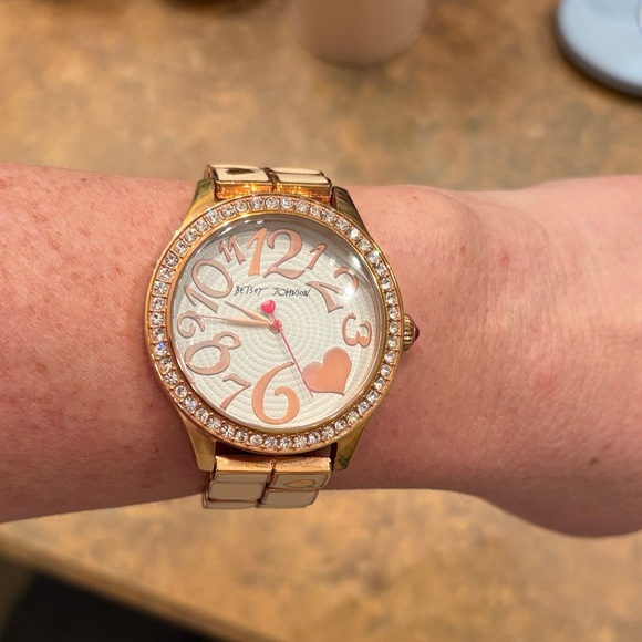 Betsey Johnson Cream and Gold Heart Watch - dead battery - Picture 4 of 6